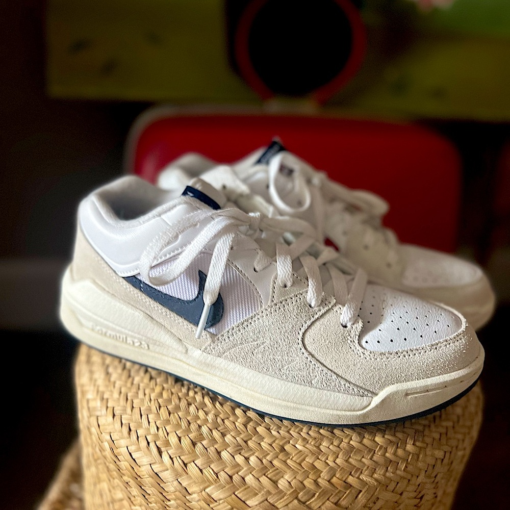 Nike Air Jordan 1 Low SE White Sail Navy Size 6.5Y (Women’s 8)